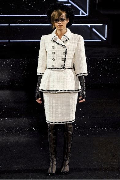 tailleur chanel anni 20|THE CHANEL SUIT REVISITED FALL.